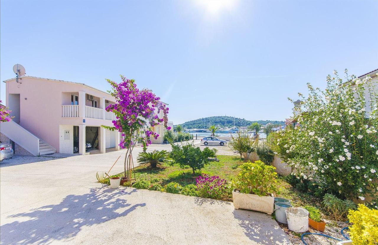 Apartments Hrgovic Рогозница Екстериор снимка
