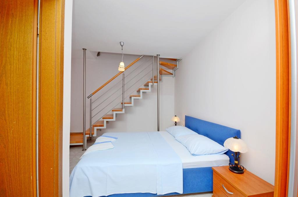Apartments Hrgovic Рогозница Екстериор снимка