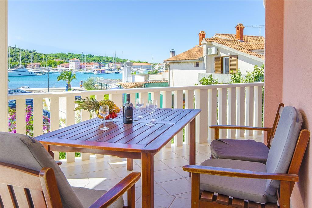 Apartments Hrgovic Рогозница Екстериор снимка